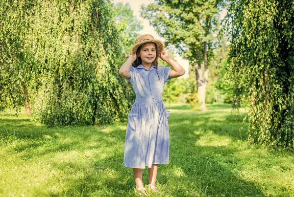 Söt flicka halm hatt rustik stil natur bakgrund, vila och koppla av — Stockfoto