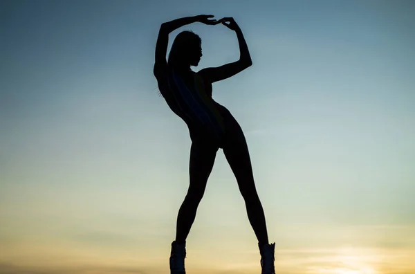 Apreciar a natureza. forma figura escura. Menina dançando ao entardecer. sombra e sombra. — Fotografia de Stock