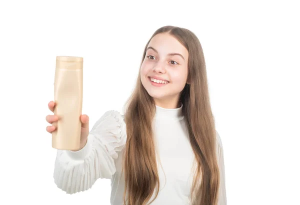 Presentación de productos cosméticos para adolescentes. niño use gel de ducha. pelo de limpieza infantil con champú. — Foto de Stock