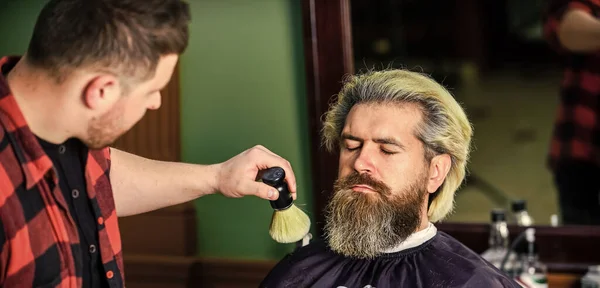 Desfrutar dos serviços. Cuidados com o cabelo e conceito de higiene masculina. obter a forma perfeita. Homem barbudo cortando o cabelo da barba pelo barbeiro. bigode e barba. sente-se na cadeira no cabeleireiro. homem maduro no cabeleireiro — Fotografia de Stock