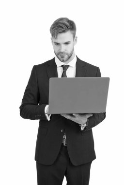 İnternet sörfü. Yazılım mühendisi beyaza izole edilmiş bilgisayar kullanıyor. Programlama uzmanı resmi giyiniyor. İnternet pazarlaması. İş iletişimi. İnternet işi. Yeni teknoloji. Modern hayat