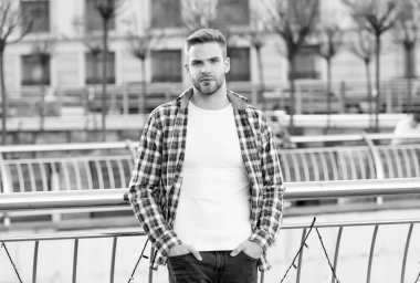 İyi görünüyorsun. Öğrenci yürüyüşü. Yakışıklı genç adam kareli gömlek giyiyor. Açık havada poz veren sıradan erkek manken. Tıraşsız, kıllı, şehir tarzı bir adam. modern yaşam konsepti
