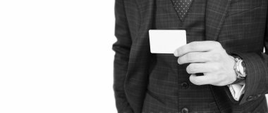 Erkek el ele tutuş boş ziyaret kartı beyaz, iş yerinde izole kopyalama alanı için bilgi sunar