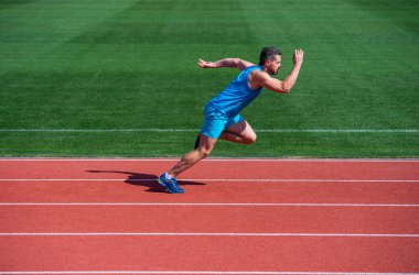Kas sporu antrenmanı. Spor. Erkek dayanıklılığı ve dayanıklılığı. Başarılı sporcu bitiriyor. Sporcu ya aerobik ya da anaerobik yükleme yapar. Stadyumda koşmaya başla. Spor salonu açık havada.