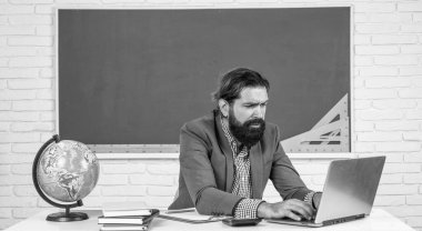 İnternette odaklanmış iş adamı çalışması dizüstü bilgisayarda internet yayını izliyor, eğitim kursu konferansına katılıyor, çalışma masasında oturuyor, konsept öğreniyor.