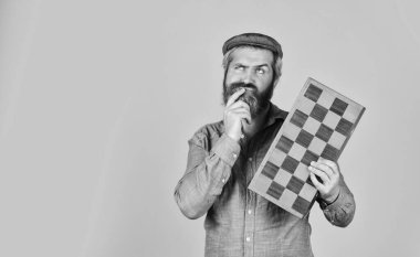 Satranç oynayan adam. Okula dönüyorum. Satranç taşları ve tahta. Yarışma başarısı oyunu. Strateji, yönetim ya da liderlik kavramı. Tahtada satranç oynuyorum. Tahta mantık oyunu. Boşluğu kopyala