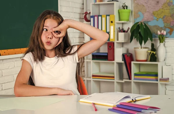 Kid from elementary school in classroom, Education — Stock Photo, Image