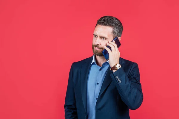 Maturo ragazzo sorridente in giacca e cravatta parlare sul telefono cellulare, spazio copia, comunicazione — Foto Stock