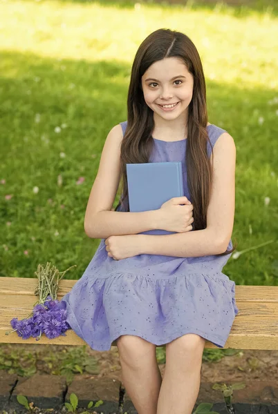 Vuelve a estudiar. Chico feliz tiene libro de estudio. Niño pequeño el 1 de septiembre. Día del conocimiento. Regreso a la escuela. Estudio de la literatura. Estudio y educación — Foto de Stock