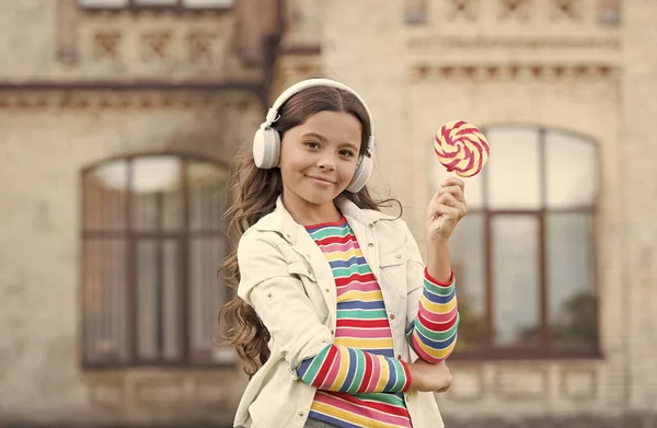 Menina fones de ouvido modernos cantar canção lollipop microfone, conceito de artista de rua — Fotografia de Stock
