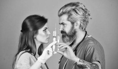 Doktor virüse karşı ilaç verdi. Çin 'den gelen koronavirüs salgını. Seçici odaklanma. Hemşire ve doktor şırınga kullanıyor. Sağlık çalışanı enjeksiyon yapar. Şırıngada hpv aşısı