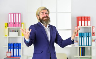 Güçlü iş adamları. İş adamı mutluluğu ifade eder. Modern ofiste mutlu bir girişimci. İş başarısı. Ceketli başarılı sakallı CEO. Kendine güvenen bir yönetici, bir işyeri. olgun erkek patron