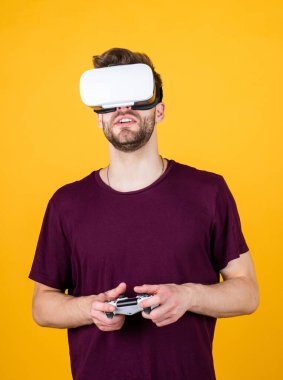 VR gözlüklü yakışıklı genç adam video oyunu oynuyor, yeni teknoloji.
