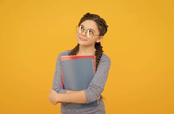 Kurse für hoch begabte Kinder. Schule ist cool. Private Schulbildung. Nettes lächelndes Schulmädchen. Mädchen kleine Schulmädchen. Schüler mit Zöpfen gehen zur Schule. Schulmädchen-Alltag. Buch aus Bibliothek mitnehmen — Stockfoto