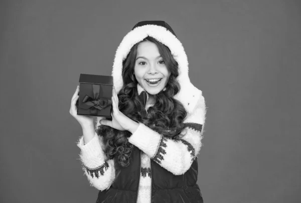Extrem glückliches Kind Mädchen mit langen Haaren tragen warme Kleidung und halten Geschenkbox nach dem Einkaufen, Geburtstag — Stockfoto