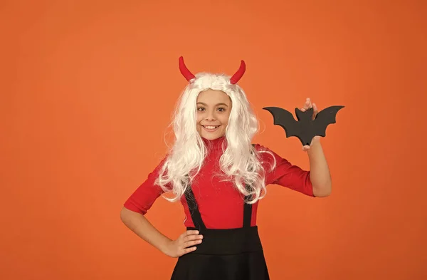 Che bella mazza. bambino con piccola mazza. teen girl indossare capelli lunghi ricci parrucca bianca per la festa. vacanze autunnali. tempo libero infanzia. Festa in costume. Buon Halloween. bambino indossare corna diavolo — Foto Stock