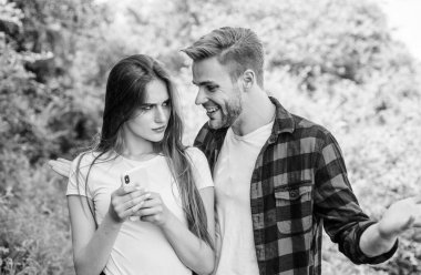 Güvensizlik kavramı. Parktaki kızın telefonunu kurcalayan adam. Kıskançlık. Seyir subayı arıyor. İnternette romantik bir randevu. Kişisel alan kavramı. Kayboldu. Çift açık havada akıllı telefon kullanıyor. Birbirine aşık çiftler. Günlük konsepti