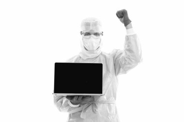 Başarılı bir sağlık çalışanı. Modern tıptaki teknoloji. İnternetten doktordan randevu al. Çevrimiçi doktor konsültasyonu. Kişisel hesabın. Laptoplu erkek terapist. mükemmel gün