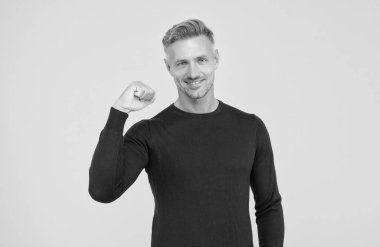 Yakışıklı, bakımlı, güzel gülüşlü bir erkek. Güç ve başarı örneği. Berber ve erkek yaşam tarzından sonra iyi bir ruh hali içinde.