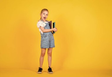 Resmi çiz. Boyamaya hazır. Kırtasiye malzemeleri dükkanı. Mutlu çocukluk. Okula dönüyorum. Çocuklar için gelişim ve aktivite. Yaratıcılığı ifade et. Küçük kız kalemleri tutuyor. Boşluğu kopyala