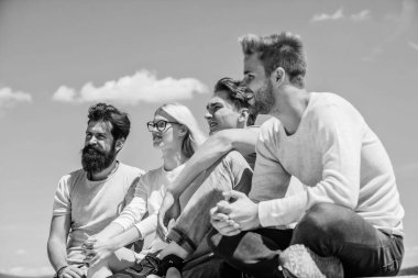 Birlikte takılın. Erkekler ve kadınlar doğa hakkında konuşuyorlar. Gençlik rahatlatıcı. Kaygısız arkadaş kavramı. Gerçek dostluk. Arkadaşlarla vakit geçirmek. Yaz tatili. Neşeli arkadaşlar iletişim kuruyor