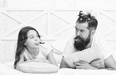 İyi eğlenceler. Çocuk tarzı baba saçı. Mutlu aile günleri. Babalar Günü tatilini kutlamak. Hafta sonları birlikte vakit geçiririz. Kuaför salonu. Berber dükkanında saç stili. Baba ve kızı eğleniyor.