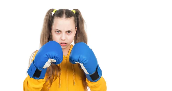 Ella peleará. Chico concentrado golpeando. puño para luchar. chica adolescente en guantes de boxeo. ataque de ira. —  Fotos de Stock