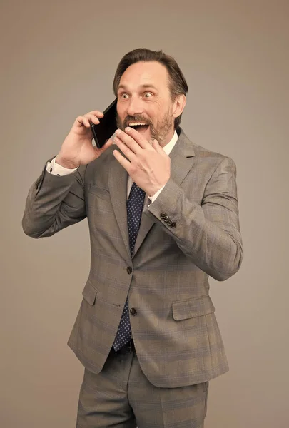 Affärssamtal man mobiltelefon, otroligt informationskoncept — Stockfoto