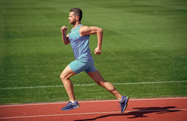 Atlético maduro hombre corriendo en el estadio, velocidad — Foto de Stock