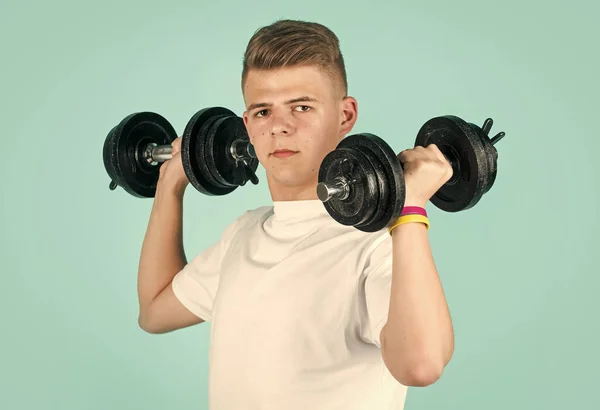 Je silný. koncepce fitness. dětský trénink s činkou. sílu a sílu. vzpírání. — Stock fotografie
