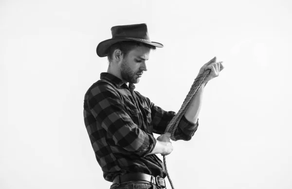 Ouvrier de ranch. Eco ferme. Concept agricole. Beau homme en chapeau et tenue de style rustique. Gardez ranch. Un fermier réfléchi qui pense aux affaires. La vie au ranch. Cowboy avec fond de ciel de corde lasso — Photo