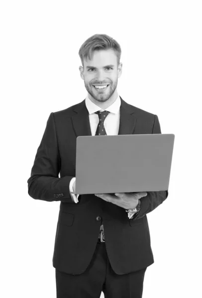 公式スタイルのスーツで幸せな従業員は、オンラインで作業するためのラップトップコンピュータデバイスを使用して、技術 — ストック写真