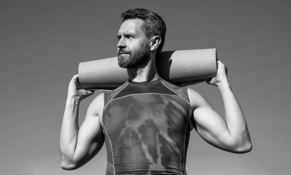 Atlético muscular hombre hold yoga mat, fitness — Foto de Stock