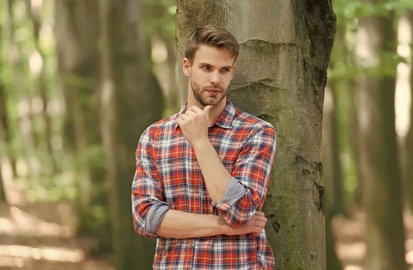 Joven estudiante chico en a cuadros camisa al aire libre, casual moda — Foto de Stock