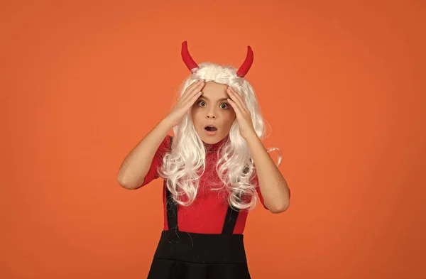 Impactado niño bruja con el pelo blanco usan cuernos de traje de imp en fiesta de halloween, feliz halloween — Foto de Stock