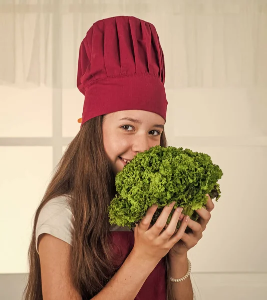 Kindermeisje koken maaltijd van alleen gezonde en biologische producten, salade kool — Stockfoto