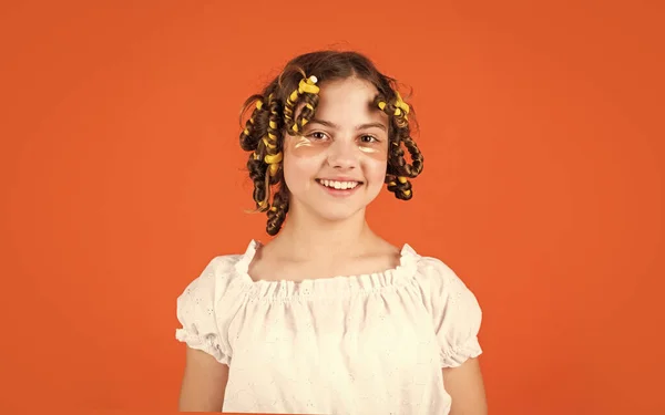 Tonårsintressen. Hårstyling. Vacker flicka lockigt hår använder papiljotter. Dotter med papiljotter på huvudet som skrattar. Frisörsalong. Söt barnfrisyr. Kvinnlig skönhetsrutin. Stylningstips — Stockfoto