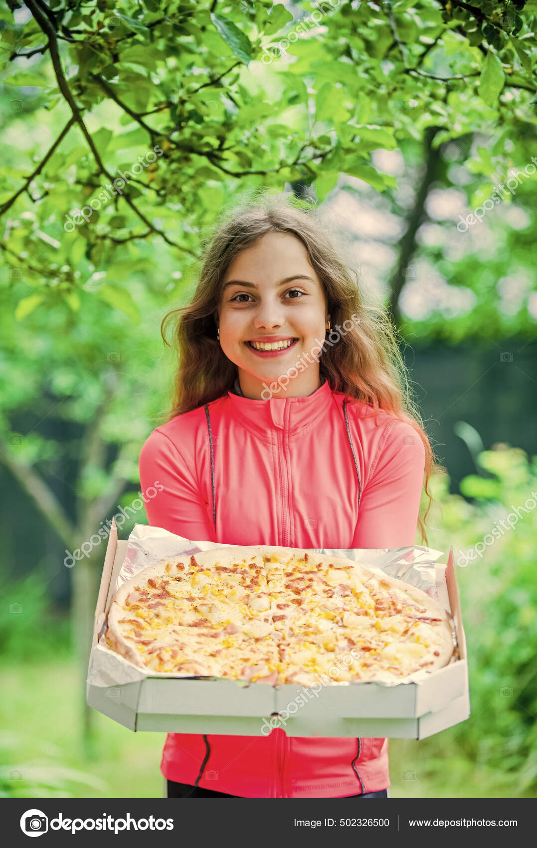 https://st2.depositphotos.com/2760050/50232/i/1600/depositphotos_502326500-stock-photo-hungry-girl-pizza-box-nature.jpg