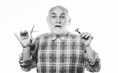 Sakal ve bıyık kesiyorum. Tımar servisi. Sakalını kes. Kes ya da traş ol. Mükemmel uzunlukta ve sakalın şeklini seç. Olgun erkek berber, beyaz arka planda makas ve tıraş bıçağı tut.