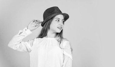 Yaz aksesuar koleksiyonu. Şapkalı mutlu çocuk. Moda aksesuarı. Çocuk şapkası takıyor. Aksesuar dükkanı. Kafa derisi ışınlarını koru. Süslü kız. Bahar kıyafeti. Bireysel stil. Kız mavi şapka takıyor.