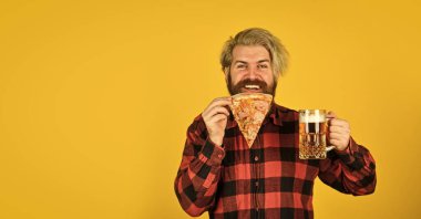 İtalya buradadır. Adam barda bira içip pizza yiyor. - Şerefe. Bir bardak bira ve pizza. Televizyonda futbol izliyordum. fast food. Bira ve pizzalı mutlu sakallı adam. İtalyan yemeği. Boşluğu kopyala