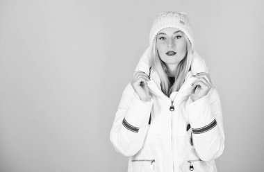 Yeni koleksiyon. Bereli kız. Sahte kürk modası. Soğuk algınlığı. Mevsimlik moda. Mutlu kış tatilleri. Yeni yıl. Yastıklı, kalın paltolu kadın. Kış kıyafetleri içinde güzellik. Soğuk sezon alışverişi