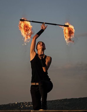 Her şey ışıltılarla ilgili. Kadın fakir dışarıda solo yapıyor. Sopa çevirme. Gece partisi. Tatil kutlaması. Seksi kadın ateş değnekleri çeviriyor. Mavi gökyüzünde kadın ateş sanatçısı