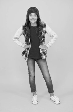 Onun mükemmel tarzı. Okula dönüyorum. Sevimli çocuk modası. Uzun kıvırcık saçlı bir çocuk. Sonbahar modası. çocukluk mutluluğu. Kadın güzelliği kavramı. Samimi duygular. Mutlu genç kız gündelik tarzda