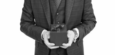 Mavi küp karton kutu. Zarif kurdeleyle bağlanmış. Beyazların izole ettiği bayram kutlaması için erkeklerin elinde.