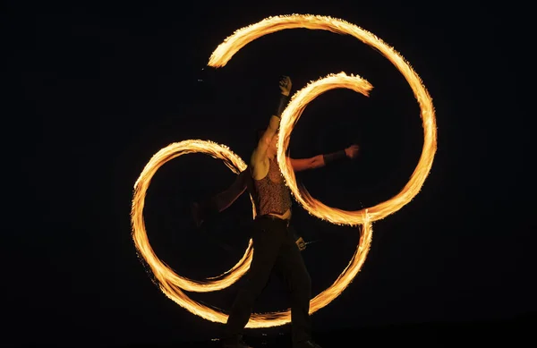 火锅艺术家表演燃烧卷与发光，尾巴在黑暗的天空在室外运动，特技表演 — 图库照片