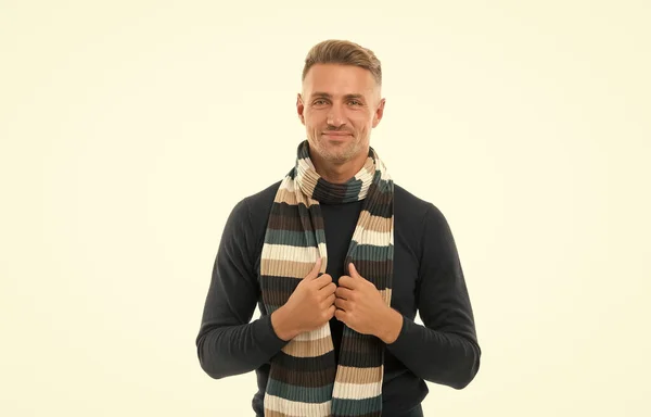 Estar en tendencia. moda masculina para la estación fría. Dile que no a la gripe. hombre en tejido cálido aislado en blanco. hombre feliz sin afeitar en bufanda de invierno. sentirse cómodo y acogedor. guapo sonriente madura chico — Foto de Stock