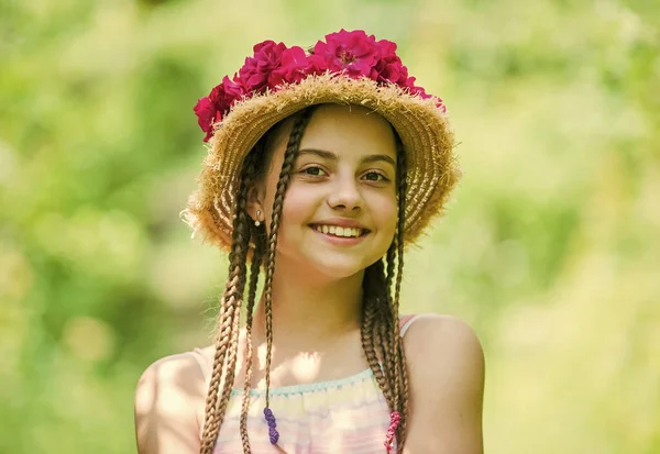 Ressort dans ma tête. heureuse adolescente en chapeau de paille. bonheur d'enfance. vacances d'été. — Photo