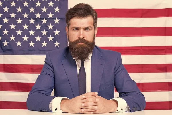 Мужчина официальное размещение работает на американское правительство США флаг фоне, серьезная ситуация концепция — стоковое фото