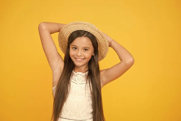 Tour de verano. Concepto de ocio y entretenimiento. Viaje de verano. Humor de vacaciones. Tener vacaciones divertidas de verano. Tour tropical. Venta y descuento. Mercancías para niños. Adorable niña con sombrero elegante —  Fotos de Stock